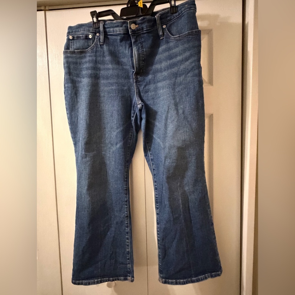 Madewell Dark Blue Mid-Rise Kick Out Jeans. Size 33